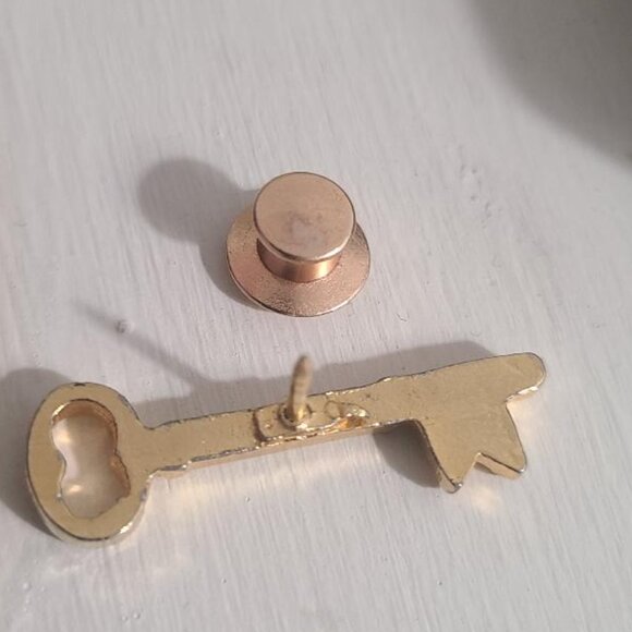 Skeleton Key Vintage Gold Lapel Pin Tie Tack Brooch - Club Locksmith Member Pin - Picture 4 of 4